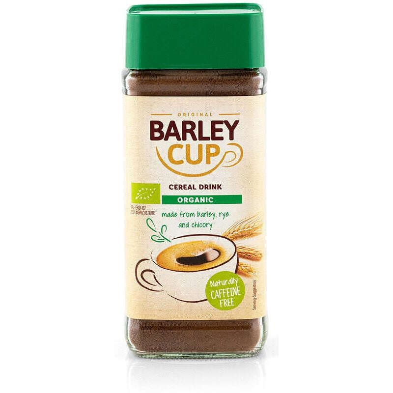Barleycup Luomu Viljakahvi; purkki Barley Cup -viljakahvia vihreällä kannella, etiketissä kahvikuppi, ohran- ja vehnäntähkiä sekä teksti kofeiinittomuudesta ja luomuohrasta, rukiista ja sikurista valmistamisesta; purkki kirkasta lasia kiiltäväpintaisena; etiketti valkoisin ja vihrein groteskitekstein ruskealla pohjalla; tuote pystyssä vaaleaa taustaa vasten; ei ihmisiä tai käsiä kuvassa.
