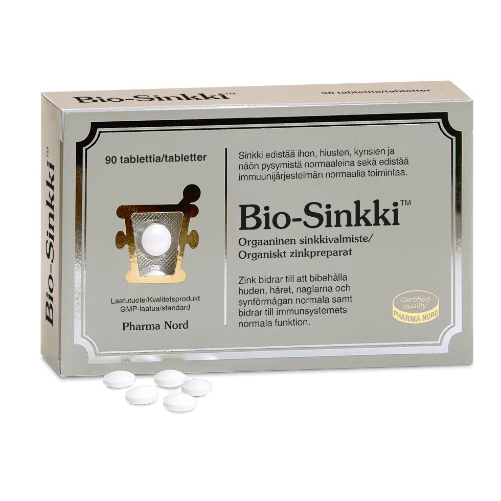 Pharma Nord Bio-Sinkki; hopeanvärinen, mattapintainen suorakulmainen pakkaus, jossa teksti suomeksi ja ruotsiksi sekä Pharma Nordin kultainen sertifiointimerkki oikeassa alakulmassa; edessä yksi valkoinen pyöreä tabletti ja useita samanlaisia hajallaan.