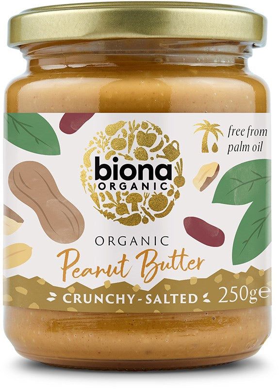 Biona Organic Crunchy Salted Peanut Butter, 250 g; kultaisenvärinen metallikansi ja kirkas lieriömäinen lasipurkki; etiketissä painettuja maapähkinäkuvituksia, mattapinta, vihreitä ja ruskeita sävyjä; luettavissa brändinimi sekä maininnat luomusta ja palmuöljyttömyydestä; vaalea tausta, ei ihmisiä tai käsiä; suoraan edestä kuvattu tuotekuva.