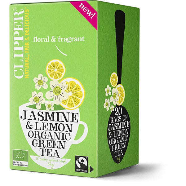 Vihreä rasia Clipper Jasmine & Lemon Organic Green Tea -teetä, kuvituksena sitruunaviipaleita ja jasmiinikukkia, teksti kertoo 20 pussista ja kukkaisesta, tuoksuvasta sekoituksesta. Rasiassa on Fairtrade- ja luomulogot. Mattapintainen suorakulmainen pahvipakkaus; 'Clipper' lihavoiduin valkoisin versaalikirjaimin mustalla pystyraidalla; pääetikettiteksti valkoisella antiikvafontilla vihreällä pohjalla. Ihmisiä tai käsiä ei näy. Studiokuva pelkistetyllä taustalla.