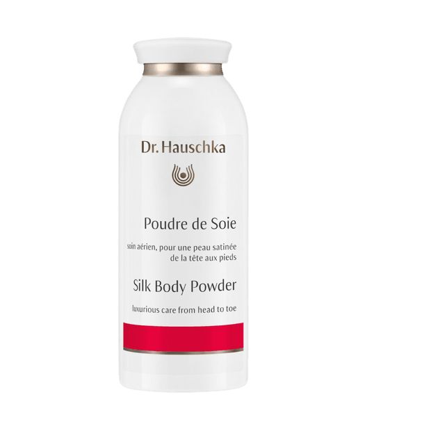 Dr. Hauschka Silkkipuuteri -pullo, valkoinen, hopeinen korkki, mattapinta, sylinterinmuotoinen; teksti ranskaksi ja englanniksi, groteskiteksti