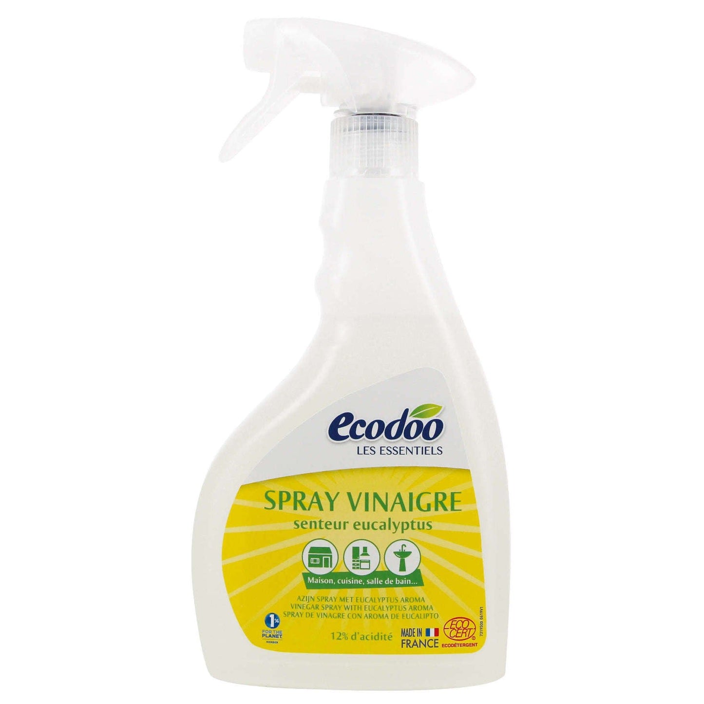 Ecodoo Etikkapohjainen siivoussuihke; valkoinen suihkepullo Ecodoo Spray Vinaigre -tuotetta eukalyptuksen tuoksulla, keltainen etiketti ja kuvakkeita ekologisesta käytöstä kodin, keittiön ja kylpyhuoneen puhdistukseen; muovipullo mattapinnalla ja kaarevalla ergonomisella liipaisimella; etiketissä brändinimi paksuin sinisin kirjaimin, tavallinen groteskiteksti alla ja pieniä kuvakkeita; pelkistetty valkoinen tausta, ei ihmisiä tai rekvisiittaa kuvassa.
