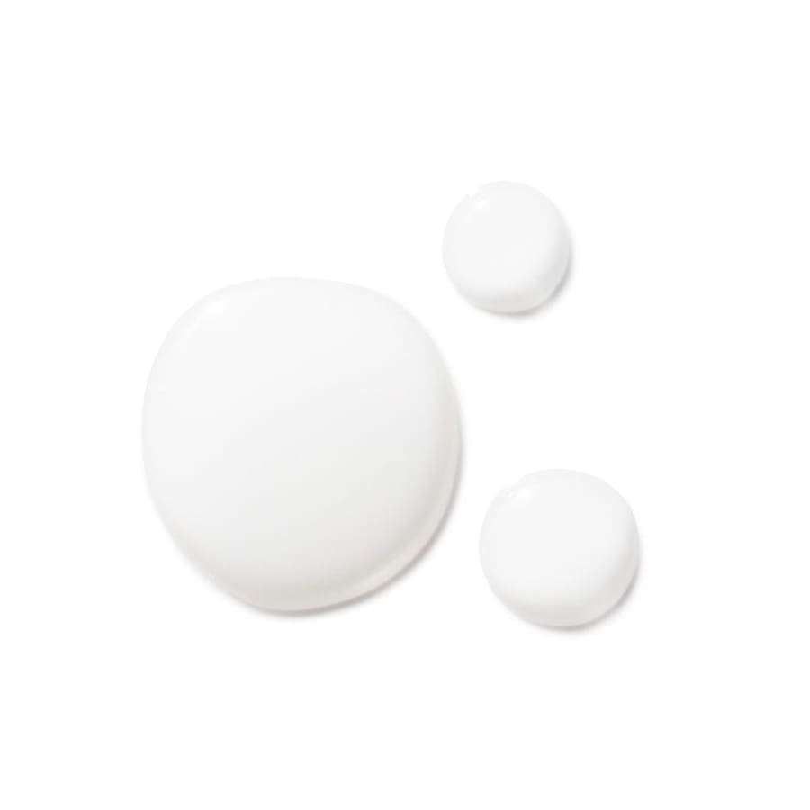 Evolve Liquid Radiance Glycolic Kasvovesi; kolme kiiltävää, sileää valkoista nestepisaraa eri kokoisina valkoisella taustalla; ei näkyvää pakkausta tai etikettitekstiä; pinta kiiltävä, jokainen pisara pyöreä ja kaartuvin reunoin; tausta yhtenäisen matta valkoinen ilman tekstuuria tai varjoja; lähikuva ilman käsiä, ihmisiä tai tekstiä.