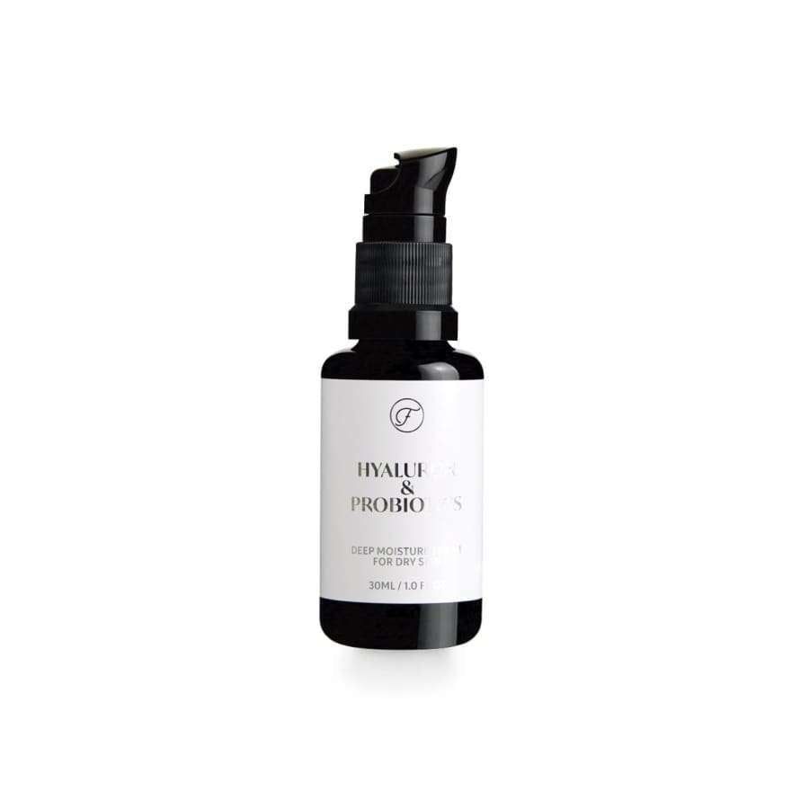FLOW Cosmetics Hyaluronic & Probiotics Deep Moisturizer, 30 ml / 1,0 fl oz, kuivalle iholle; musta muovinen pumppupullo, mattapinta, keskitetty vaalealle, saumattomalle taustalle; lieriömäinen muoto, lyhyt kaula, yhteensopiva musta pumppu; etiketissä selkeää groteskitekstiä; ei ihmisiä tai muita esineitä kuvassa.