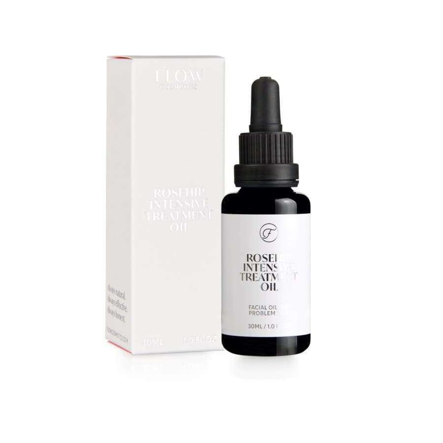 FLOW Cosmetics Rosehip Intensive Treatment Oil, kasvoöljy; rasia ja musta tiputinpullo pystyssä vaalealla taustalla; molemmat suorakulmaisia terävin reunoin, pullo mattamustaa pintaa kiiltävällä tiputinkannella; pakkauksessa yksinkertaista groteskitekstiä valkoisena pullossa ja yhteensopivin värein rasiassa; ei ihmisiä tai rekvisiittaa; tasaisesti valaistu tuotekuva.