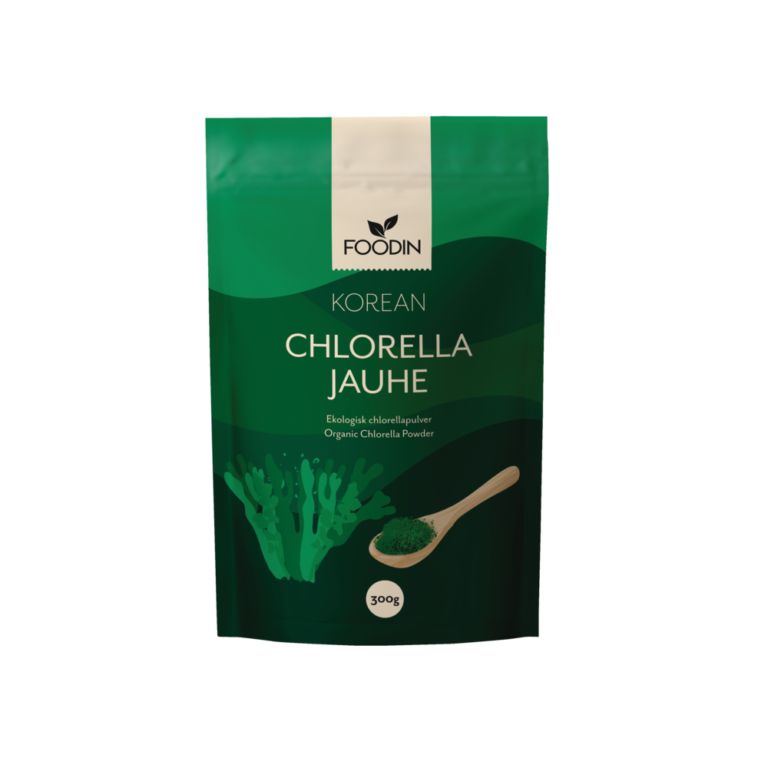 Foodin Korean Chlorella Jauhe, 300 g; vihreä, suorakulmainen, mattapintainen pakkaus; etusivulla kuva merilevästä ja puulusikallinen jauhetta; lihavoitua valkoista ja keltaista tekstiä; tuote kuvattu vaalealla taustalla, ei ihmisiä.