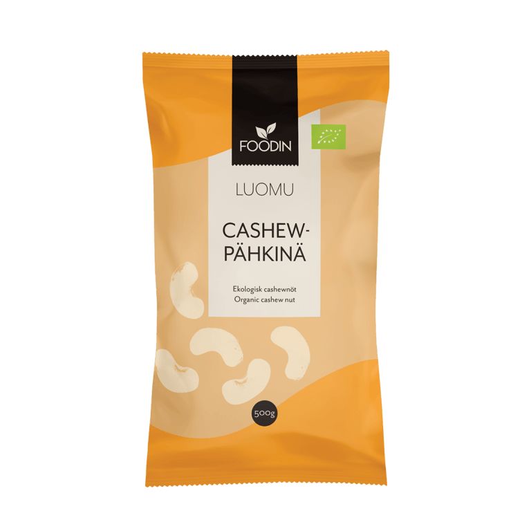 Foodin Luomu Cashewpähkinä -pakkaus, 500 g, oranssi ja beige, kuvia cashewpähkinöistä etupuolella, teksti suomeksi ja englanniksi; pakkaus suorakulmainen, todennäköisesti mattamuovia tai -paperia, pystyssä; päätiketti tekstausvapaalla fontilla valkoisin ja tummin värein; ei ihmisiä tai käsiä näkyvissä; tausta valkoinen ja tasaisesti valaistu, tuote keskitetty studiokuvassa.
