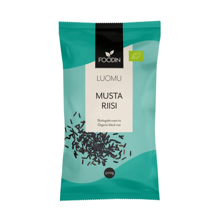 Foodin Luomu Musta Riisi, 500 g; sinivihreä-valkoinen pakkaus, jossa riisinjyviä näkyvissä etusivulla; suorakulmainen, mattapintainen, pääosin pystysuora terävin reunoin; lihavoitua groteskitekstiä tuotenimelle ja painolle; vaalea tausta, ei ihmisiä.