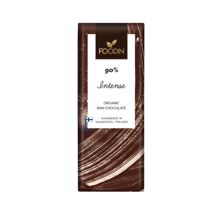 Foodin 90% Intense Luomu Raakasuklaa; ruskea, mattapintainen suorakulmainen pakkaus, jossa valkoisia kaakaoaiheisia grafiikkakorostuksia; pakkauksessa teksti "Handmade in Vaajakoski, Finland" sekä pieni Suomen lipun kuvake; yksinkertaista groteskitekstiä; vaalea tausta, ei ihmisiä tai käsiä.