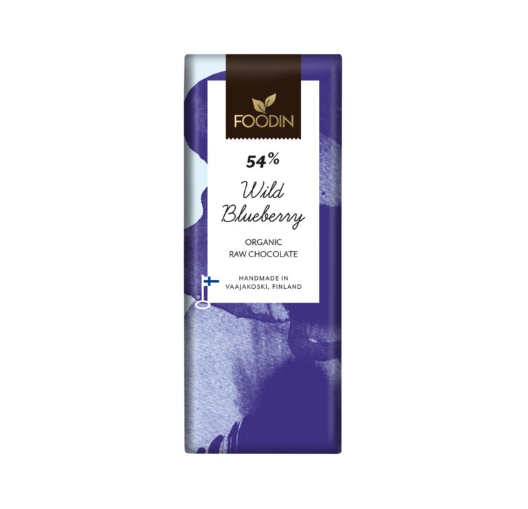 FOODIN 54% Wild Blueberry Luomu Raakasuklaa; violetti-valkoinen, abstraktikuvioinen suklaapatukka; pakkauksessa mainitaan käsintehty Vaajakoskella, Suomessa, sekä villimustikan maku; suorakulmainen patukka mattapintaisessa paperipakkauksessa; rohkeat, modernit geometriset grafiikat; valkoista groteskitekstiä etupuolella; vaalea tausta, ei rekvisiittaa; kuvattu suoraan edestä.