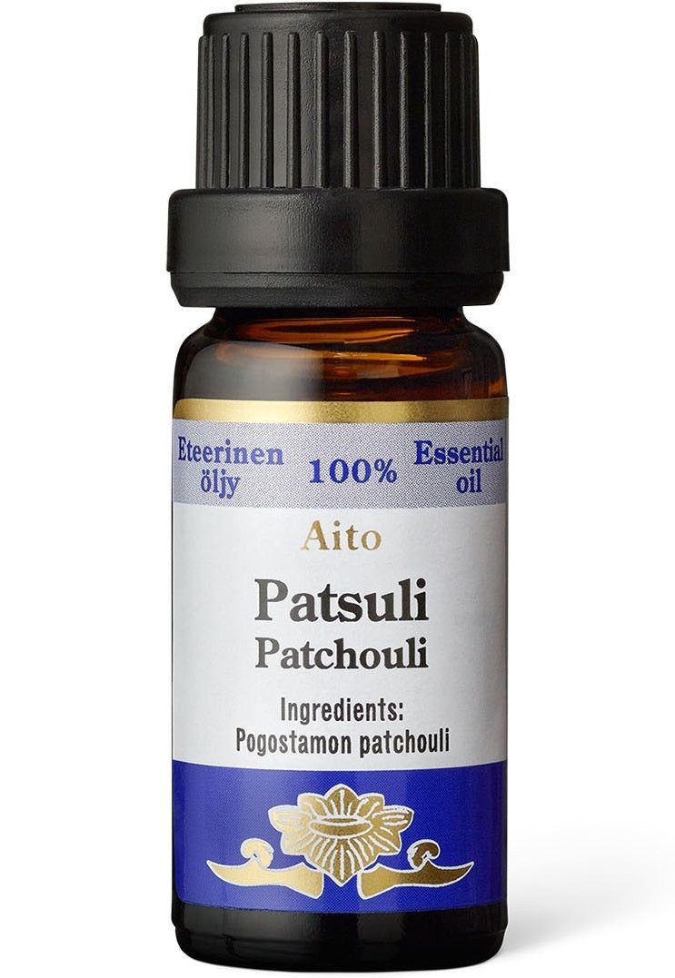 Frantsila Eteerinen Öljy - Patsuli -pullo, ruskea lasi, suomenkielinen teksti, ainesosana Pogostemon patchouli; musta muovikorkki, sininen-valkoinen-kultainen puolikiiltävä etiketti