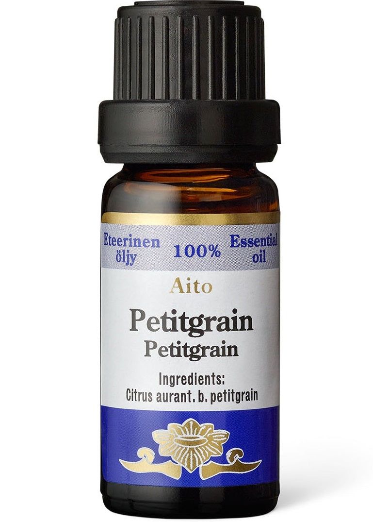 Frantsila Eteerinen Öljy - Petitgrain -pullo, pieni ruskea lasipullo, musta korkki, sininen-valkoinen mattapintainen etiketti; ainesosana Citrus aurant. b. petitgrain, teksti myös suomeksi