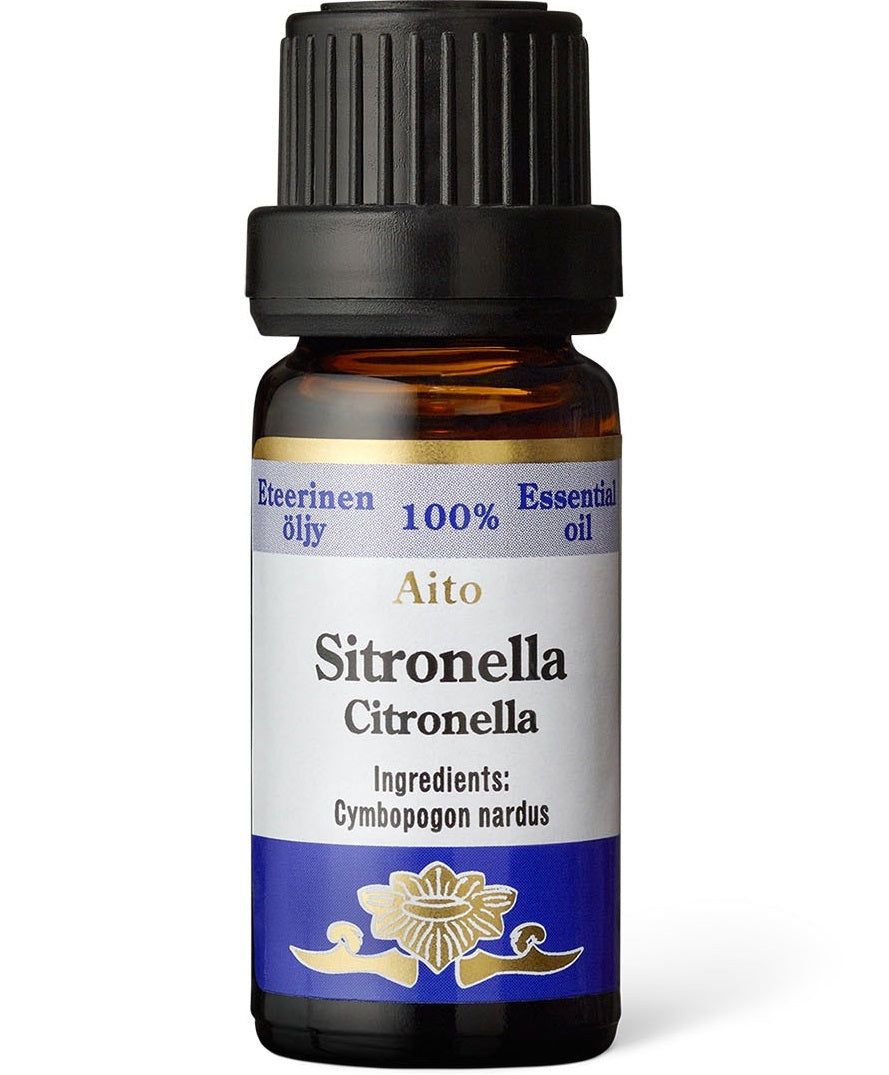 Frantsila eteerinen öljy - Sitronella; pieni ruskea lasipullo mattapinnalla, sylinterinmuotoinen muovisella ruuvikorkilla; valkoinen ja sininen paperietiketti kiertää pulloa luettavalla tekstillä: Sitronella Citronella 100 % Essential Oil sekä suomeksi että englanniksi, ainesosana Cymbopogon nardus; etiketissä yksinkertaisia kukkakuvituksia; ei ihmisiä tai käsiä kuvassa, pelkistetty tausta, tuote keskitettynä.