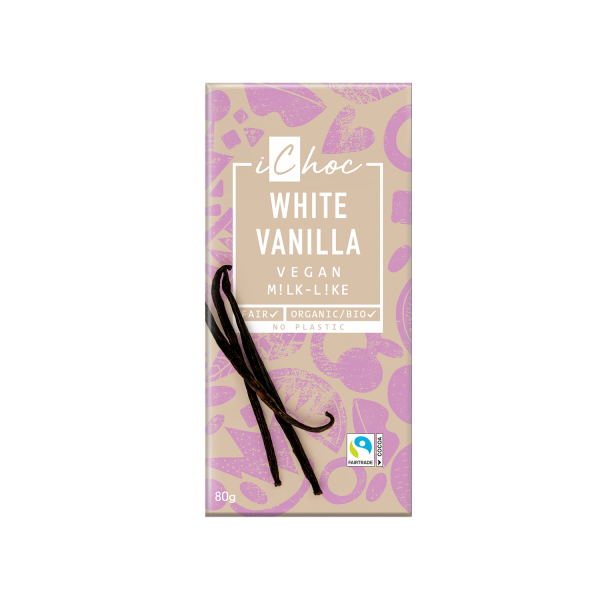 iChoc White Vanilla -vegaanisuklaapatukka violetilla sydänkuviolla, vaniljatanko-kuvituksin sekä merkinnöin luomu, Fairtrade ja muoviton pakkaus, paino 80 g; suklaa suorakaiteen muotoinen mattapinnalla; ulkokääre pääosin beige kontrastoivin violetein grafiikoin; tuotenimi lihavoidulla valkoisella fontilla ruskeaa taustaa vasten; ei ihmisiä tai käsiä näkyvissä; kuvattu tasaisella alustalla.