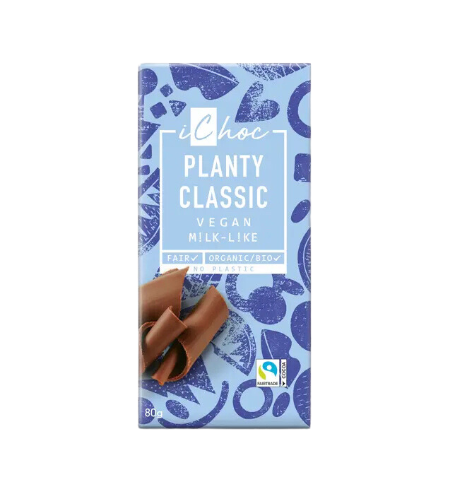 Sininen ja valkoinen kuvioitu iChoc Planty Classic -vegaaninen maitomainen suklaapatukka, merkinnät reilu kauppa, luomu ja ei muovia, etusivulla suklaalastuja ja paino 80 g; suorakaiteen muotoinen pahvikääre mattapinnalla; groteskikirjasin päätekstille, kaikki tuoteväittämät pieninä kuvakkeina alakulmassa; tasokuva neutraalilla taustalla; ei ihmisiä tai käsiä näkyvissä.
