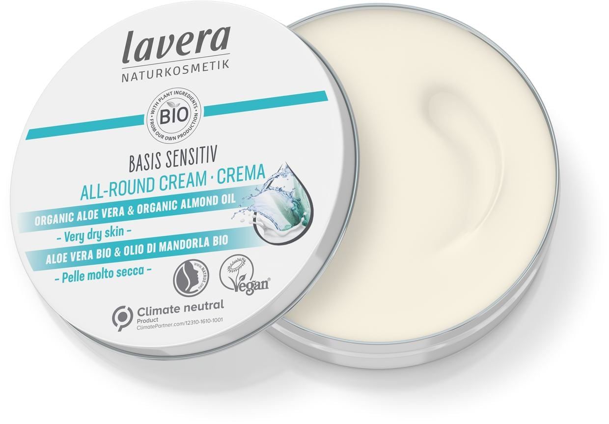 Lavera Basis Sensitiv All-round Cream Kosteusvoide; avattu metallipurkki paljastaa sileän vaalean voiteen; pyöreä purkki mattapintainen, kansi pääosin valkoinen sinisin ja hopeisin tehostein; groteskikirjasimella merkitty brändi- ja tuotetiedot sekä ainesosat aloe vera ja manteliöljy, sertifiointimerkit kannessa; neutraali tasainen alusta, ei ihmisiä tai käsiä; kuvattu viistosti ylhäältä etiketin luettavuuden vuoksi.