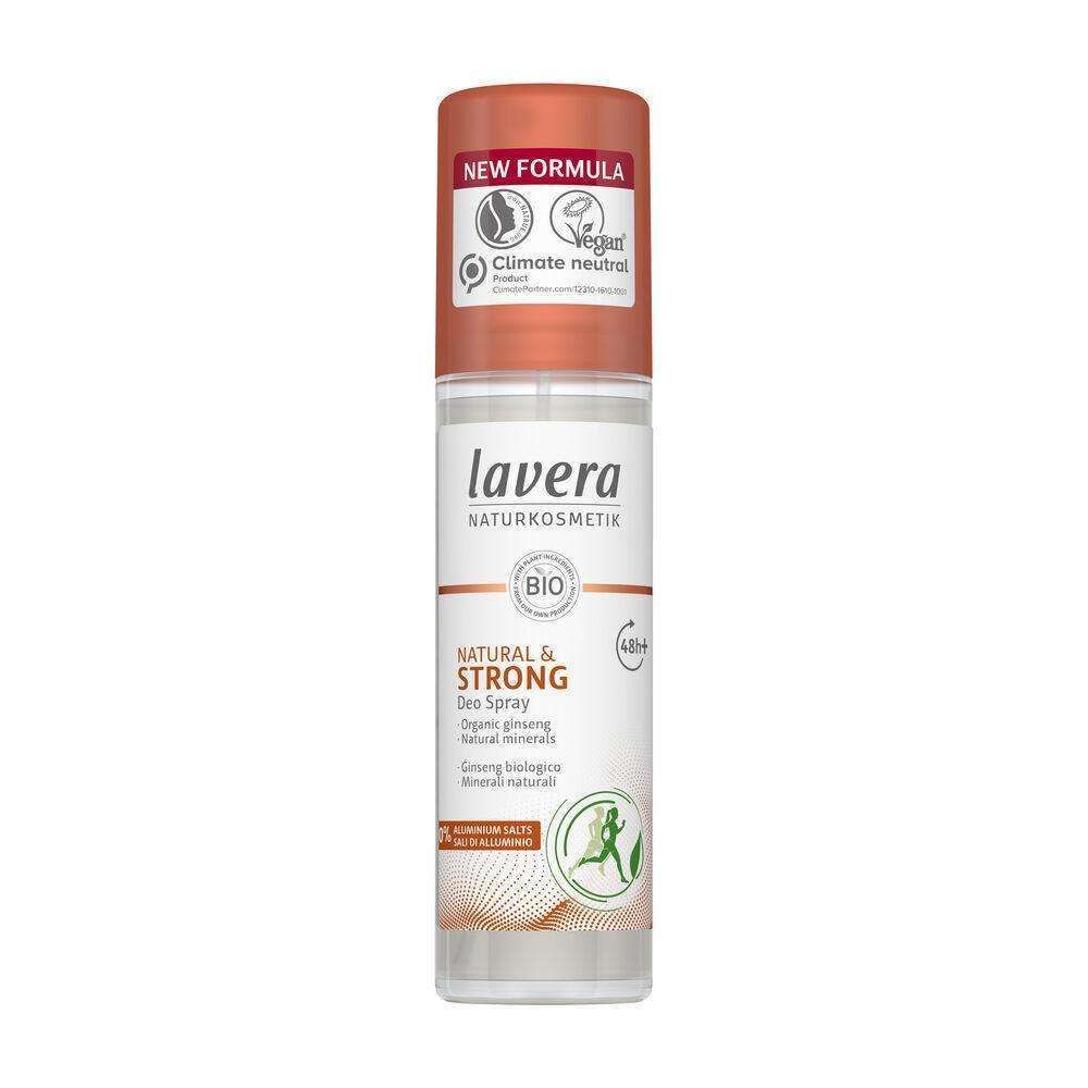 Lavera Deo Spray Natural & Strong; valkoinen muovipullo mattapintaisena, ruskea korkki; etiketissä ilmastoneutraaliuden ja vegaanisuuden symbolit sekä teksti "48h protection"; pullo sylinterinmuotoinen; kaikki teksti groteskikirjasimella; valkoinen tausta, yksinkertainen tuotekuva ilman ihmisiä.