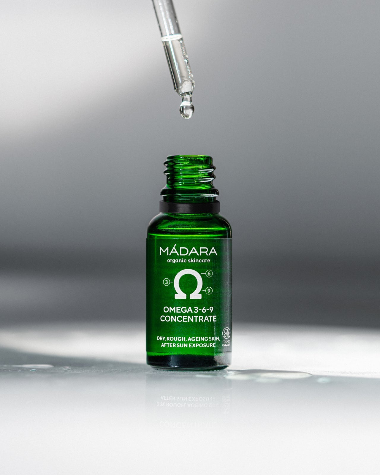Madara Omega 3-6-9 Concentrate; tiputinpullo ja tiputin vaaleaa taustaa vasten