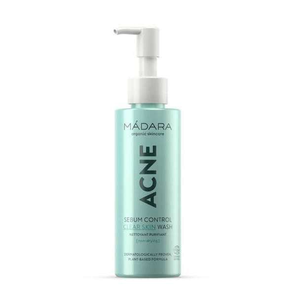 Madara ACNE Clear Skin Puhdistusgeeli; vaaleanturkoosi pumppupullo tekstillä "MÁDARA ACNE Sebum Control Clear Skin Wash"; teksti kertoo kasviperäisistä ainesosista ja dermatologisesta testauksesta; pullo muovia mattapintaisena, sylinterinmuotoinen ja kapeneva pumppuosaan; moderni groteskikirjasin valkoisella ja harmaalla; valkoinen tausta, ei ihmisiä tai muita esineitä kuvassa.