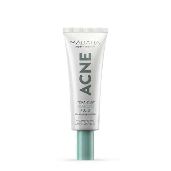 Madara ACNE Hydra-Derm Tasapainottava Kasvoemulsio; valkoinen tuubi mattapintaisena pystyssä valkoisella taustalla; tuubi sylinterinmuotoinen pyöristetyllä valkoisella korkilla; musta groteskiteksti kertoo tuotteen olevan tarkoitettu rasvoittuvalle ja aknealttiille iholle hyaluronihapon ja katajan kantasolujen kera; ei ihmisiä, käsiä tai muita esineitä kuvassa.