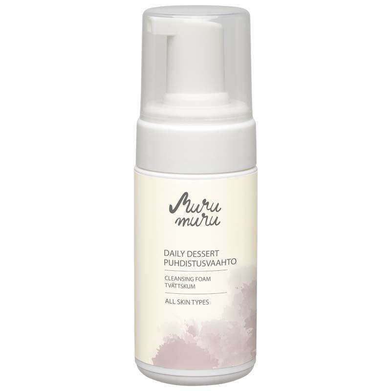 Murumuru Daily Dessert Puhdistusvaahto kaikille ihotyypeille; sylinterinmuotoinen pullo valkoisella pumppuannostelijalla; etiketti pastellisävyinen vaaleanpunaisin, keltaisin ja vaaleansinisin osioin; pullo mattapintainen; etiketissä useita kieliä groteskikirjasimella; kuvattu pelkkänä tuotteena neutraalilla taustalla ilman ihmisiä tai käsiä.