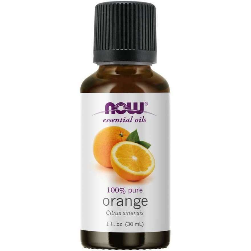 NOW Essential Oils 100% Pure Orange (Citrus sinensis), 1 fl. oz.; pieni ruskea pullo, etiketissä kuva appelsiinista ja appelsiiniviipaleesta; musta uritettu muovikorkki mattapinnalla; valkoisessa etiketissä violetti lohkoteksti "NOW" ja selkeää groteskitekstiä muille tiedoille; alusta yhtenäisen valkoinen ilman rekvisiittaa tai taustaelementtejä.