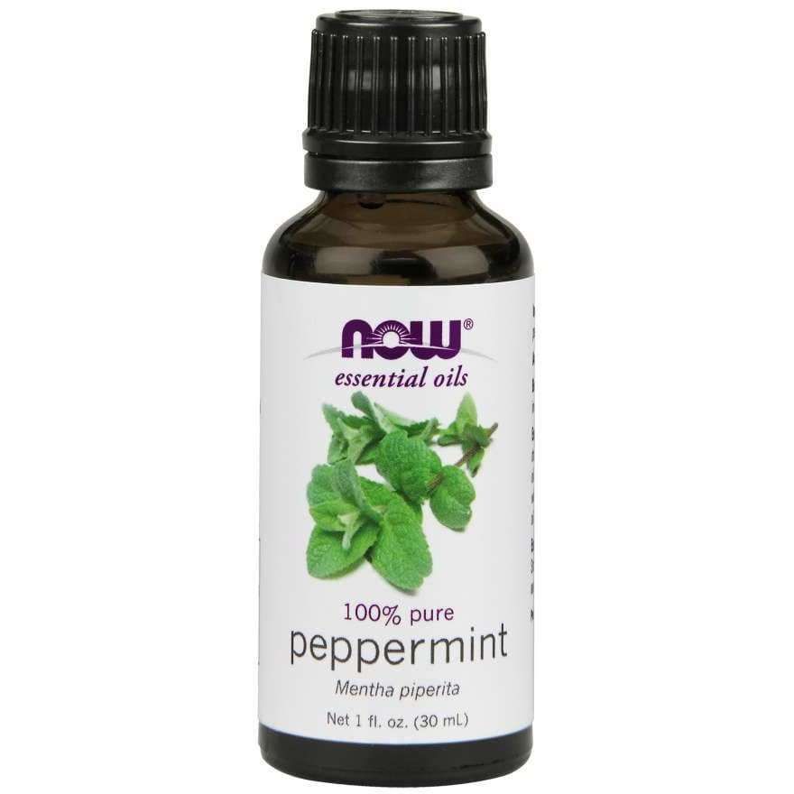 NOW Essential Oils 100% Pure Peppermint (Mentha piperita), 1 fl. oz. (30 mL); ruskea pullo, sileä kiiltäväpintainen, lieriömäinen, musta kierrekorkki; valkoisessa etiketissä violettia ja vihreää selkeää painojälkeä sekä kuva tuoreista piparminttulehdistä; tuote kuvattu vaalealla taustalla, ei ihmisiä.