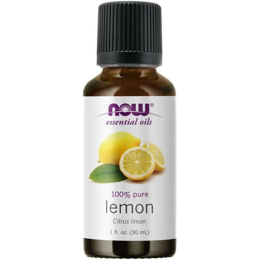 Now Foods Sitruunaöljy; ruskea pullo mustalla korkilla, etiketissä eloisia sitruunakuvia; teksti kertoo tuotteen olevan 100-prosenttista sitruunaöljyä (Citrus limon), 1 fl. oz. (30 ml); brändinimi lihavoidulla groteskifontilla, muu teksti pienemmällä; pullo lieriömäinen, mattapinta; vaalea tausta, ei ihmisiä tai käsiä, tuote keskitetty kuvaan.