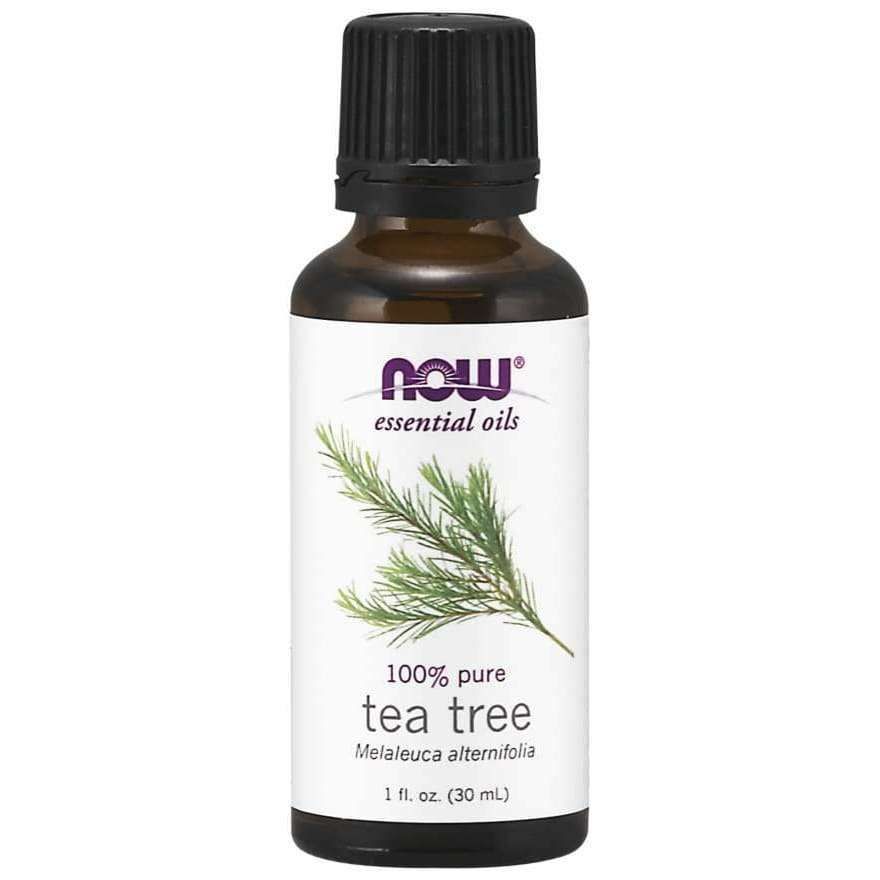 NOW Essential Oils 100% Pure Tea Tree (Melaleuca alternifolia), 1 fl. oz. (30 mL); ruskea pullo, jonka etiketissä teepuun oksan kuvitus; musta kierrekorkki; lieriömäinen, kiiltäväpintainen pullo, valkoinen etiketti violetilla ja vihreällä groteskitekstillä; ei ihmisiä tai muita yksityiskohtia taustalla; suoraan edestä kuvattu tuotekuva.