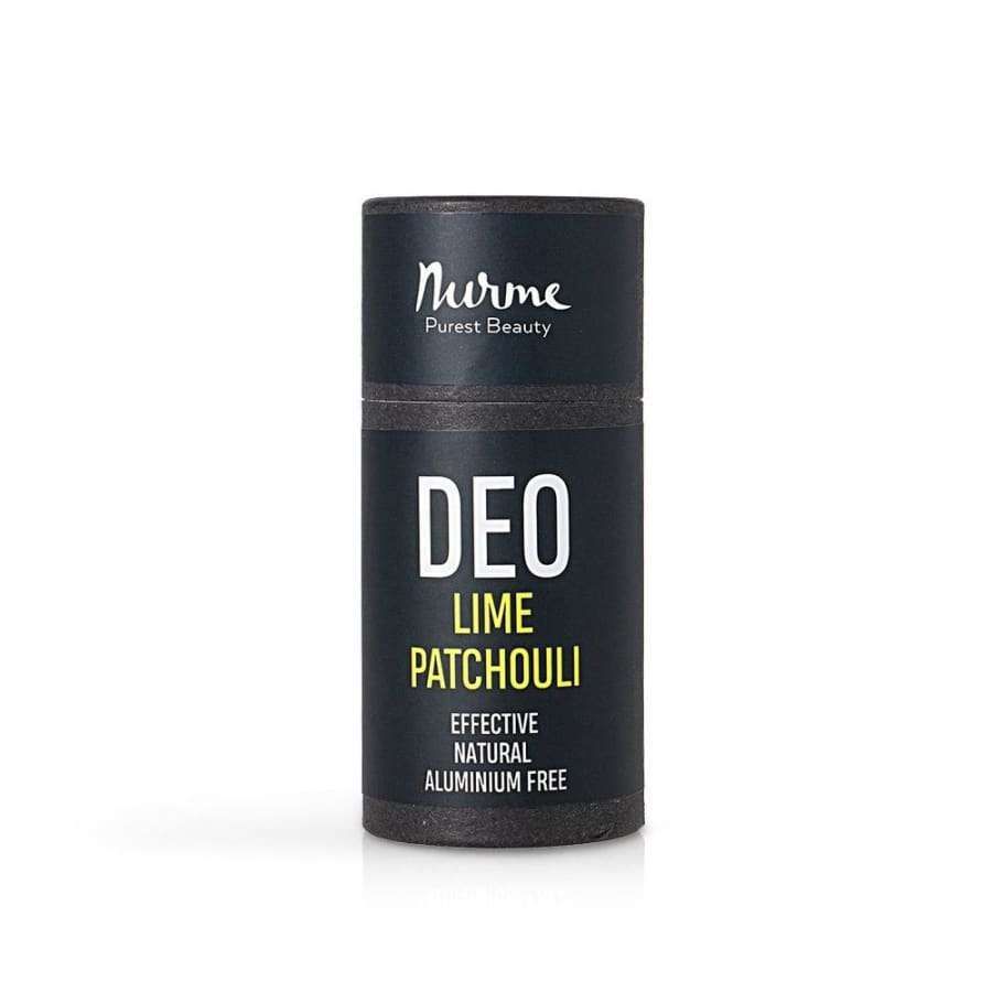 Nurme Purest Beauty Deo Lime Patchouli -deodorantti; musta, lieriömäinen putkilo mattapinnalla pystyssä yksivärisellä vaalealla taustalla; etiketissä valkoista ja vihreää groteskitekstiä; tehokas, luonnollinen ja alumiiniton; ei ihmisiä tai käsiä; yksittäinen tuote studioasetelmassa.