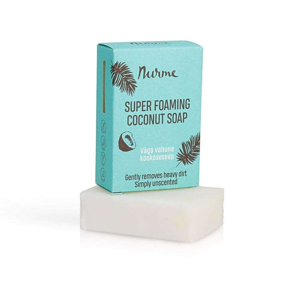 Nurme Palasaippua Kookos -pakkaus ja saippuapala, turkoosi mattapintainen rasia palmukuvituksin, valkoinen suorakulmainen saippuapala; teksti "Super Foaming Coconut Soap", hajusteeton, tehokas likaa vastaan