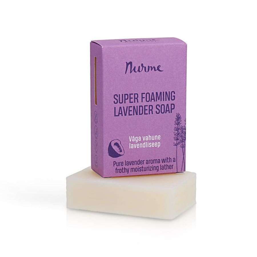 Nurme Palasaippua Laventeli-Kookos -pakkaus ja saippuapala, violetti mattapintainen rasia laventelikuvituksin, beige suorakulmainen saippuapala; teksti englanniksi ja viroksi "Super Foaming Lavender Soap"