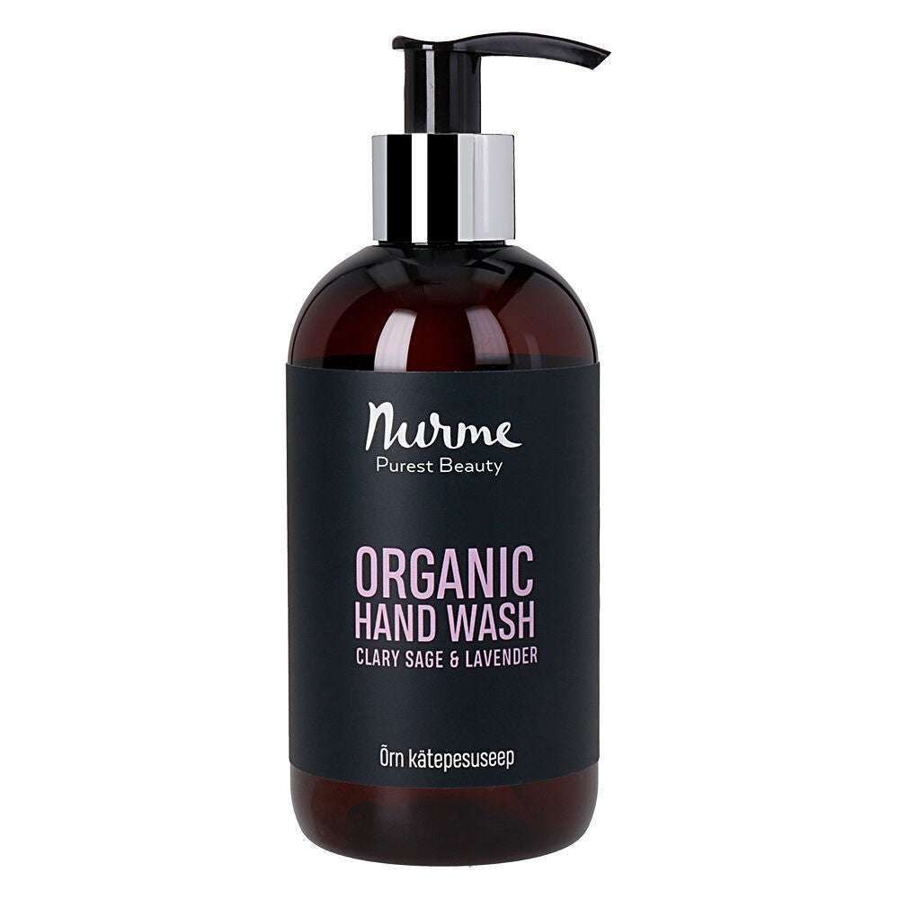 Nurme Käsisaippua Muskatellisalvia & Laventeli; tumma muovipullo mustalla pumppuannostelijalla, sylinterinmuotoinen mattapintainen; etiketti valkoinen lihavoidulla mustalla serifitekstillä "Nurme Purest Beauty Organic Hand Wash Clary Sage & Lavender"; pullo pystyssä yhtenäisellä valkoisella taustalla; ei ihmisiä tai käsiä kuvassa.