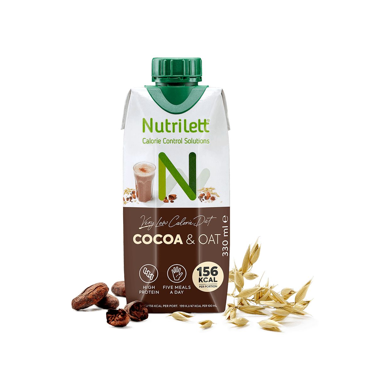 Nutrilett Cocoa & Oat -tölkki vihreällä korkilla, ympärillä kaakaopapuja ja kauran korsia; suorakulmainen mattapintainen pakkaus ruskeissa sävyissä valkoisella paneelilla; etiketissä lukee runsaasti proteiinia, 156 kcal, kauraa tasapainoiseen ravitsemukseen yksinkertaisella tekstausvapaalla fontilla; tausta neutraali; ei ihmisiä tai käsiä näkyvissä; studiotuotekuva.