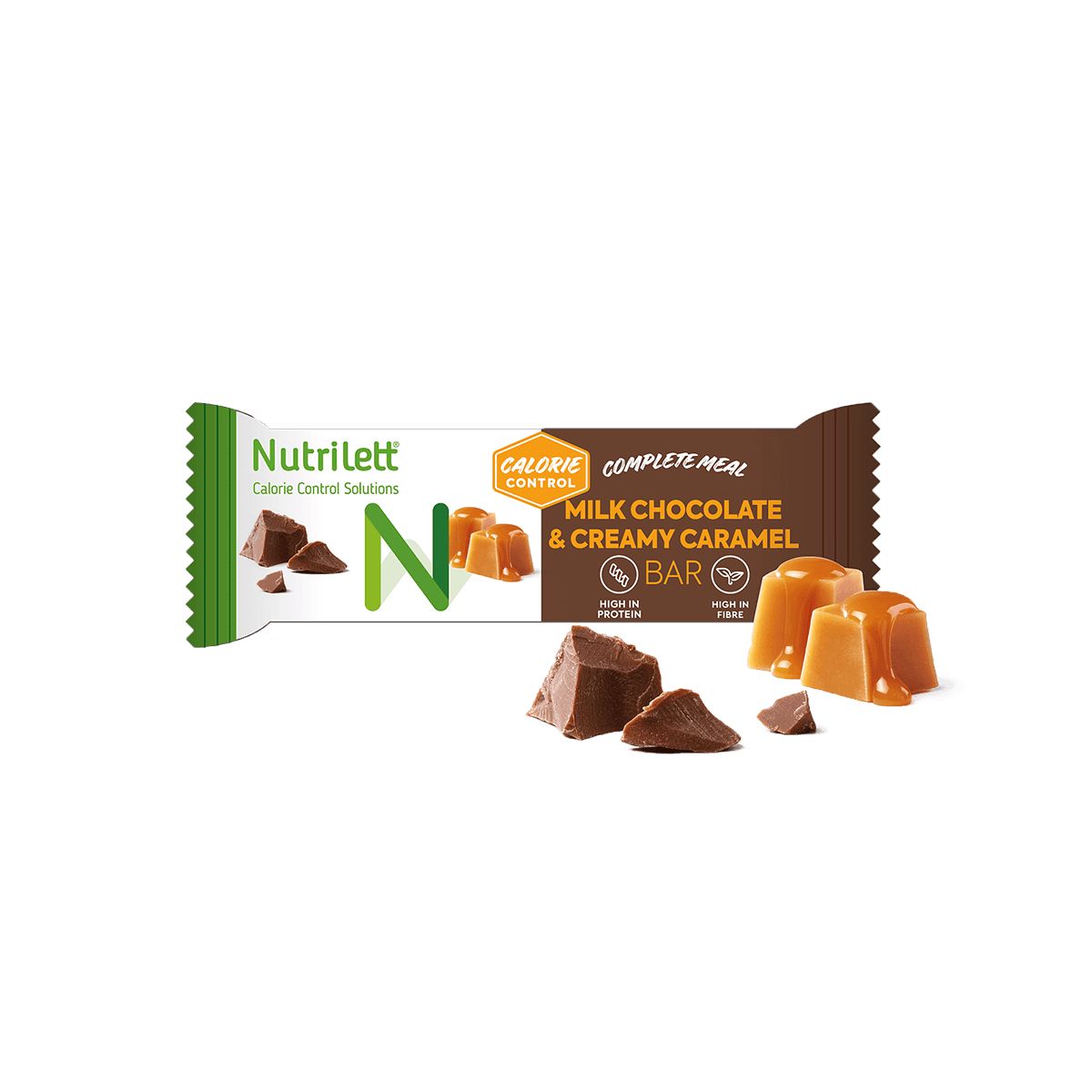 Nutrilett Ateriankorvikepatukka, Milk Chocolate & Creamy Caramel; patukka kääreessään suklaa- ja karamellipalojen vieressä; suorakulmainen patukka kiiltävässä pakkauksessa, jossa painettua brändi- ja kuvaustekstiä ruskean, kullanvärisen ja valkoisen sävyin; lihavoitu groteskifontti kääreessä; vaalea tausta, ei ihmisiä; kuvattu edestäpäin.
