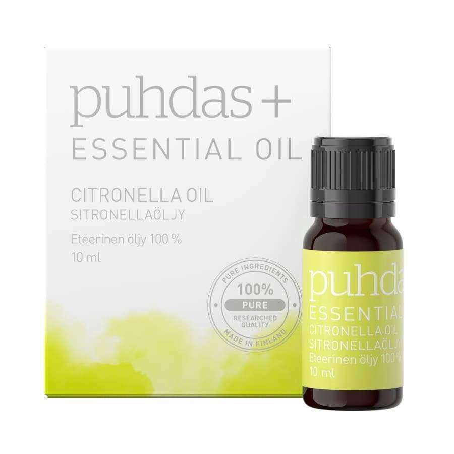puhdas+ Eteerinen Citronellaöljy, 10 ml; pieni, meripihkanvärinen lasipullo mustalla mattapintaisella kierrekorkilla, aseteltuna valkoisen ja vihreän pakkauksensa eteen; etiketissä brändi- ja tuotenimi groteskifontilla englanniksi ja suomeksi; rasia tasapintainen vihrein korostuksin ja selkeällä tekstillä; vaalea tausta, ei ihmisiä tai rekvisiittaa; suoraviivainen tuotekuva.