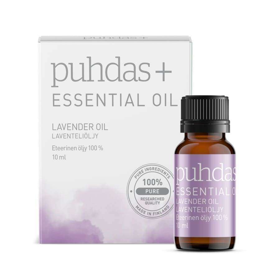 Puhdas Aroma Diffuser & Eteerinen Laventeliöljy Lahjapakkaus; pullo ja pakkaus Puhdas+ Essential Oil Lavender Oil -laventeliöljyä, 10 ml, violettein aksentein ja tekstillä 100 % puhdas, valmistettu Suomessa, eteerinen öljy; lasipullo tumma valkoisella kierrekannella, etiketti mattapintainen mustin ja violetein groteskitekstein; pakkaus suorakaiteen muotoinen vastaavalla viimeistelyllä, pääosin valkoinen tausta; ei ihmisiä tai rekvisiittaa näkyvissä.