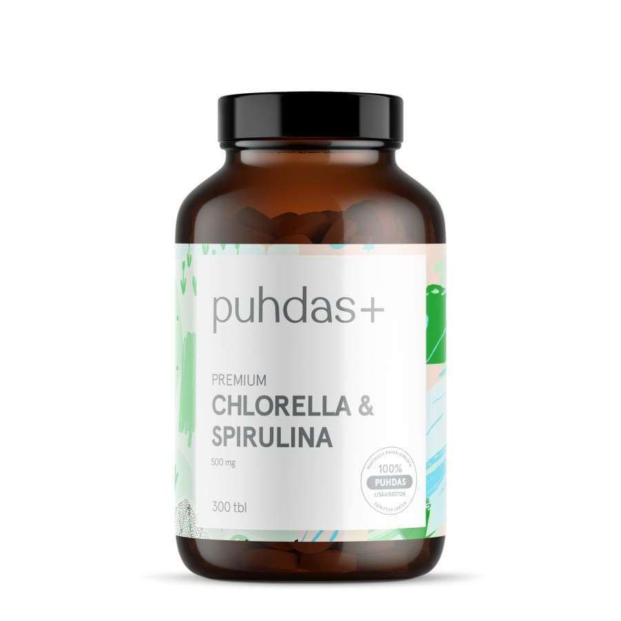 puhdas+ Premium Chlorella & Spirulina 500 mg, 300 tabl.; ruskea pullo, valkoinen ja vihreä etiketti abstrakteilla spirulinan innoittamilla kuvioilla; lieriömäinen muovipullo mattapinnalla ja valkoisella kierrekorkilla; brändinimi pienaakkosin groteskityypillä; vaalea tausta, tuote keskitetty, ei ihmisiä tai käsiä.