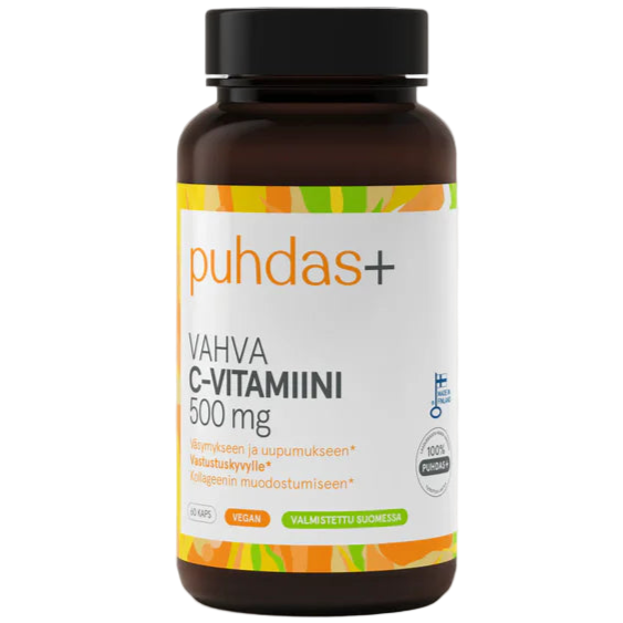 Puhdas+ Vahva C-vitamiini 500mg -pullo, ruskea muovipullo valkoisella kierrekorkilla; etiketti valkoinen ja oranssi mattapinnalla, suomenkielistä tekstiä minimalistisella tekstausvapaalla typografialla; vegaani- ja Suomessa valmistettu -symbolit etiketissä; tuote kuvattu pystyssä yksinkertaista vaaleaa taustaa vasten, ei ihmisiä tai rekvisiittaa näkyvissä.