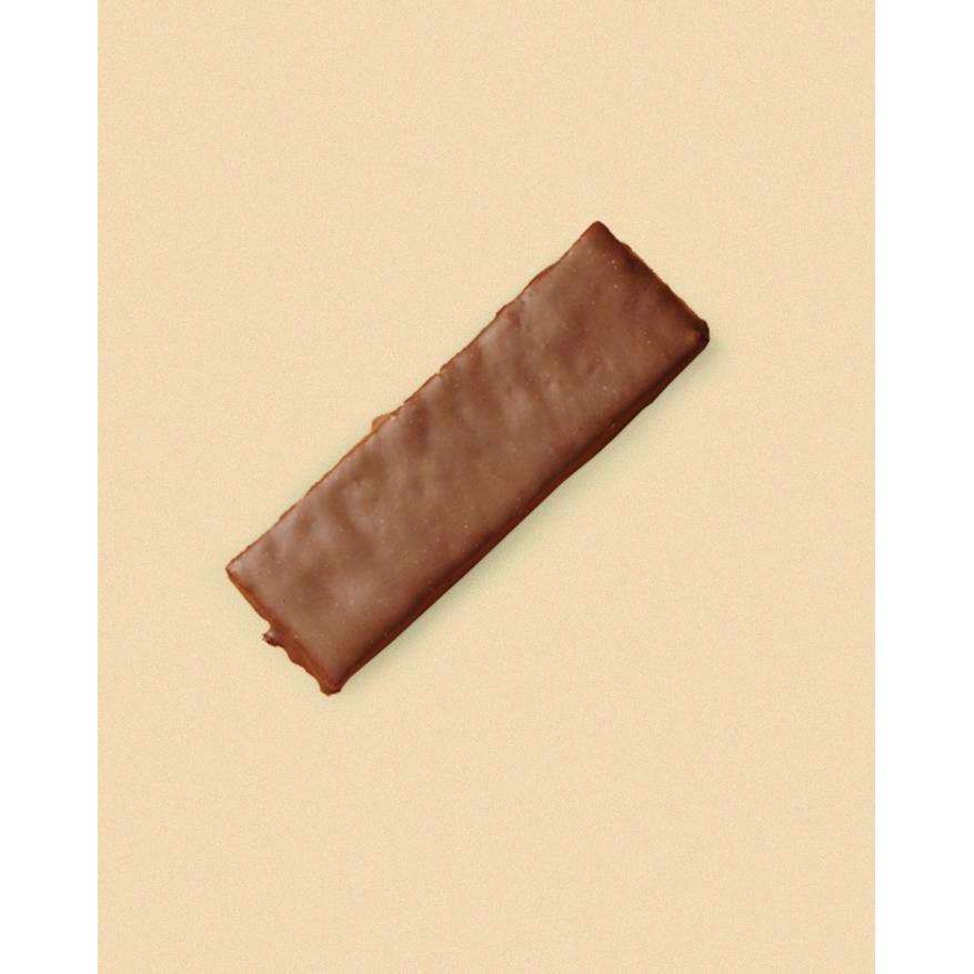 Puhdistamo Kollageeni Protein Bar, suolainen karamelli; yksittäinen suklaakuorrutteinen suorakulmainen keksi keskellä vaaleanbeigeä taustaa, kiiltävä pinta korostettuna; keksi sileä- ja tasareunainen, väriltään tasaisen tummanruskea; ei pakkausta tai etikettitekstiä; tuote makaa pinnalla, ei ihmisiä tai käsiä; laaja kuvakulma näyttää vain keksin ja taustan.
