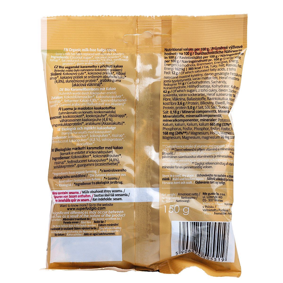 Super Fudgio Kaakaofudge; kultaisen pussin takaosassa tuotetietoja, ainesosat, ravintosisältö ja viivakoodi usealla kielellä; nettopaino 150 g; pakkauksessa näkyy pystysauma keskellä sekä ravintotiedot helppolukuisesti; metallinkultainen muovikääre kiiltävällä pinnalla, suorakulmainen muoto; teksti painettu mustana groteskifontilla lohkoina, osiot erotettu vaakaviivoin.