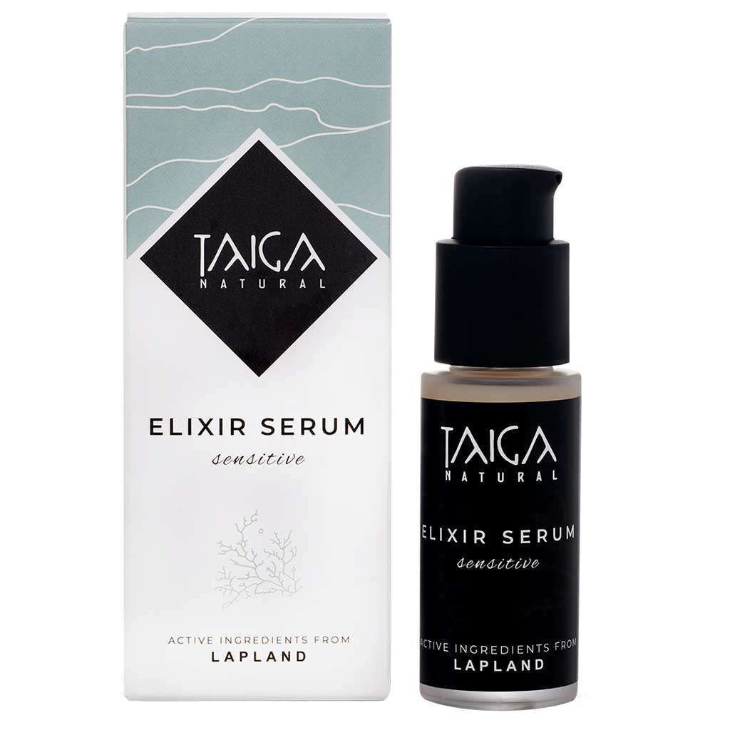 Taiga Cosmetics Eliksiiriseerumi Herkälle Iholle; Taiga Natural Elixir Serum -pullo ja sen rasia, molemmissa merkintä Sensitive ja teksti Active Ingredients from Lapland alaosassa; pullo lieriömäinen mattapinnalla ja tiputinkorkilla; rasia suorakulmainen minimalistisin sinisin ja valkoisin grafiikoin; typografia groteskia; tuotteet pystyssä neutraalia taustaa vasten studiokuvassa.