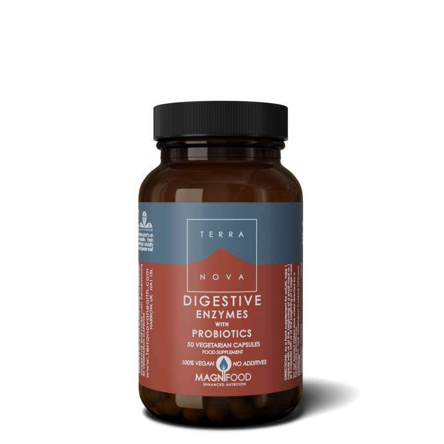 TERRANOVA Digestive Enzymes with Probiotics -pullo, ruskea lasipullo mattapinnalla, sylinterimäinen muoto ja muovinen kierrekorkki; etusivun etiketissä lukee tuotenimi, sisältää 50 kasviskapselia; lohko- ja tekstausvapaata typografiaa; Magnifood-etiketti korostaa 100-prosenttista vegaanisuutta ja lisäaineettomuutta; pullo pystyssä yksinkertaista vaaleaa taustaa vasten studiokuvassa.