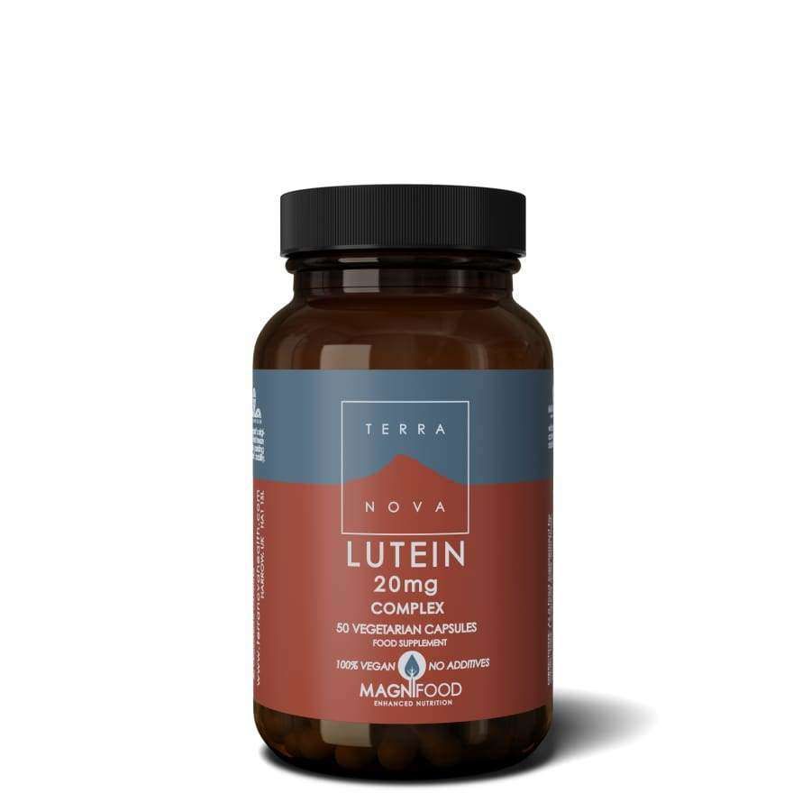 TERRANOVA LUTEIN 20mg COMPLEX -pullo, ruskea lasipullo, sisältää 50 kasviskapselia, mattapunainen ja harmaa etiketti; etiketissä teksti "100% vegan" ja "additive-free" yksinkertaisella tekstausvapaalla typografialla; sylinterimäinen suoralaitainen muoto, muovinen kierrekorkki; tausta yksinkertainen, ei ihmisiä tai rekvisiittaa näkyvissä.