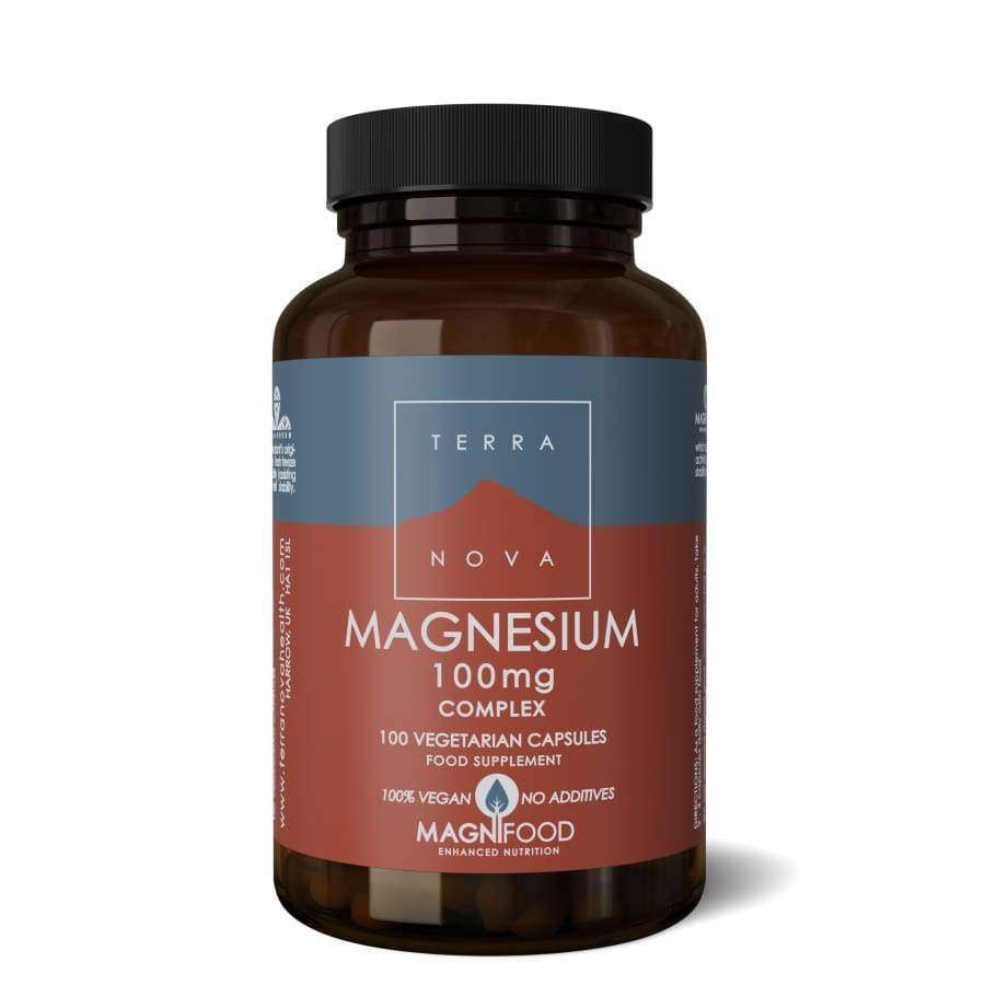 Terranova Magnesium 100mg Complex -pullo, ruskea, sisältää 100 kasviskapselia; etiketissä maininta ravintolisästä, 100-prosenttisesti vegaanisesta koostumuksesta, lisäaineettomuudesta ja MagniFood-logosta; pullo sylinterimäistä lasia mattapinnalla, musta kierrekorkki; etiketin valkoinen teksti punertavalla pohjalla tekstausvapaalla fontilla; kuvattu vaaleaa taustaa vasten, ei ihmisiä tai esineitä näkyvissä.