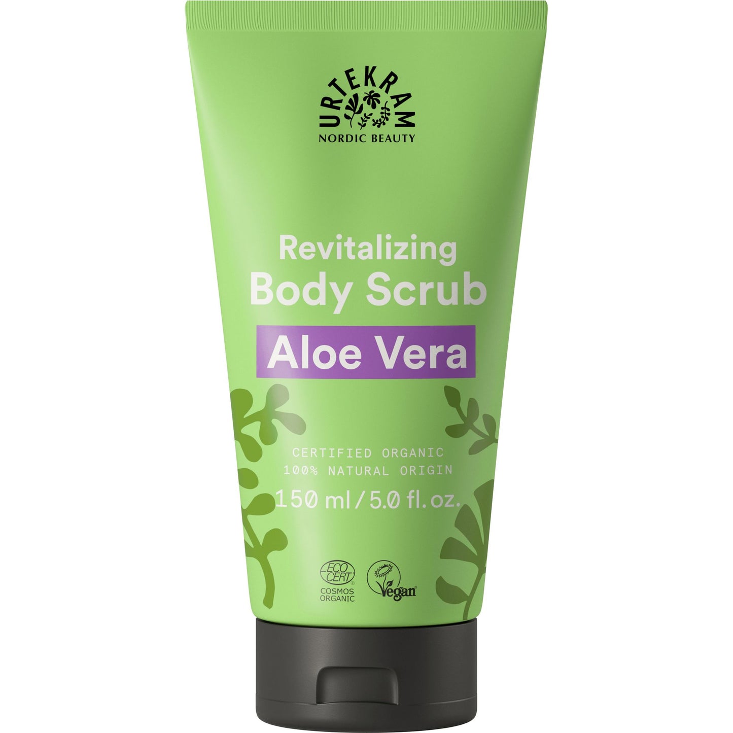 Urtekram Aloe Vera Body Scrub Kuorinta; vihreä muovituubi mattapintaisena sylinterinmuotoisena läppäkorkilla; valkoinen groteskiteksti "Urtekram Nordic Beauty Revitalizing Body Scrub Aloe Vera" sekä kuvakkeita ja pienempää tekstiä luomusertifioinnista, 100-prosenttisesta luonnollisesta alkuperästä ja vegaanisesta koostumuksesta; tilavuus 150 ml; vaalea tausta, ei ihmisiä tai rekvisiittaa.