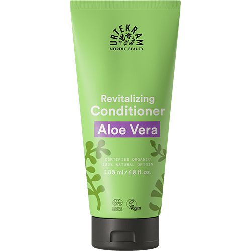 Urtekram Nordic Beauty Revitalizing Conditioner Aloe Vera, 180 ml; vihreä muoviputkilo mattapinnalla, sertifioitu luomu ja vegaaninen, luonnonperäisistä ainesosista; valkoista groteskitekstiä eri kokoina; kansi litteä ja vaaleasävyinen; tuotetyyppi hoitoaine hiuksille; yksivärinen neutraali tausta, ei ihmisiä tai esineitä; tiiviisti rajattu, suoraan edestä kuvattu tuotekuva.