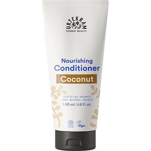 Urtekram Nourishing Conditioner Coconut, 180 ml; valkoinen putkilo sinisin ja kultaisin tekstein ja symbolein, jotka viestivät luomu- ja vegaanisertifioinnista sekä ravitsevaa kookosuutetta; mattapintainen, yksinkertainen lieriömäinen muoto ja pyöristetty kansi; groteskityyppiä; tuotetiedot keskitettynä etusivulle; vaalea tausta, ei ihmisiä tai käsiä.