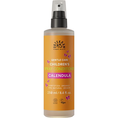 Urtekram Gentle Care Children's Spray Conditioner, kehäkukan tuoksuinen, 250 ml; oranssi, mattapintainen muovipullo, lieriömäinen runko ja valkoinen suihkesuutin; etiketissä maininnat "organic", "vegan" ja tilavuus selkeällä groteskifontilla; pullo yksin vaalealla taustalla, hyvin valaistu studiokuva, ei ihmisiä.