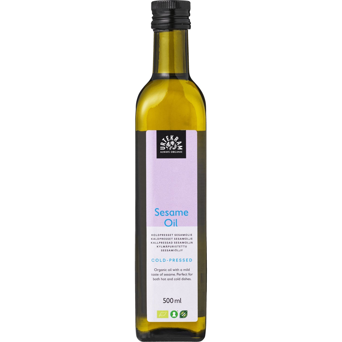 Pullo luomuseesamiöljyä mustalla korkilla ja violetilla etiketillä, jossa lukee Sesame Oil, Cold-Pressed, Organic, 500 ml. Lieriömäinen pullo on läpinäkyvä ja täynnä meripihkanväristä nestettä. Etiketti on mattapintainen ja siinä on yksinkertaista pääteviivatonta fonttia sekä vegaani- ja luomusertifikaattikuvakkeita. Ihmisiä tai käsiä ei näy; tuote on kuvattu pelkistetyllä taustalla studioasetelmassa.
